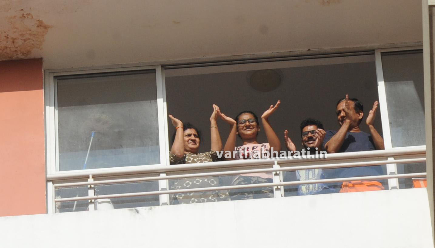 ಕೊರೋನ ವೈರಸ್: ಸೇವಾ ನಿರತರಿಗೆ ಮಂಗಳೂರಿನಲ್ಲಿ ಚಪ್ಪಾಳೆ ತಟ್ಟಿ ಗೌರವ