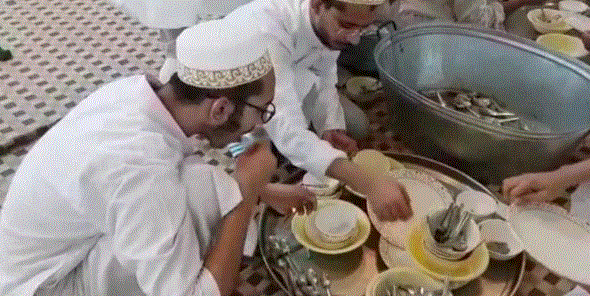 ಹಿಂದೂಗಳಿಗೆ ಸೋಂಕು ಹರಡಲು ಮುಸ್ಲಿಮರು ಊಟದ ಬಟ್ಟಲು ನೆಕ್ಕುತ್ತಿದ್ದಾರೆ ಎನ್ನುವ ಸುದ್ದಿ ಸುಳ್ಳು