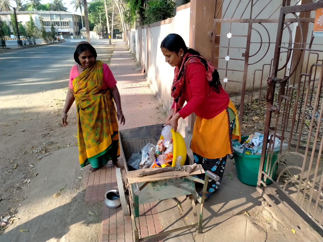 ಚಿಕ್ಕಮಗಳೂರು: ಕೊರೋನ ಭೀತಿಯ ನಡುವೆಯೂ ಪೌರಕಾರ್ಮಿಕರಿಂದ ಬರಿಗೈಯಲ್ಲಿ ಸ್ವಚ್ಚತಾ ಕೆಲಸ !