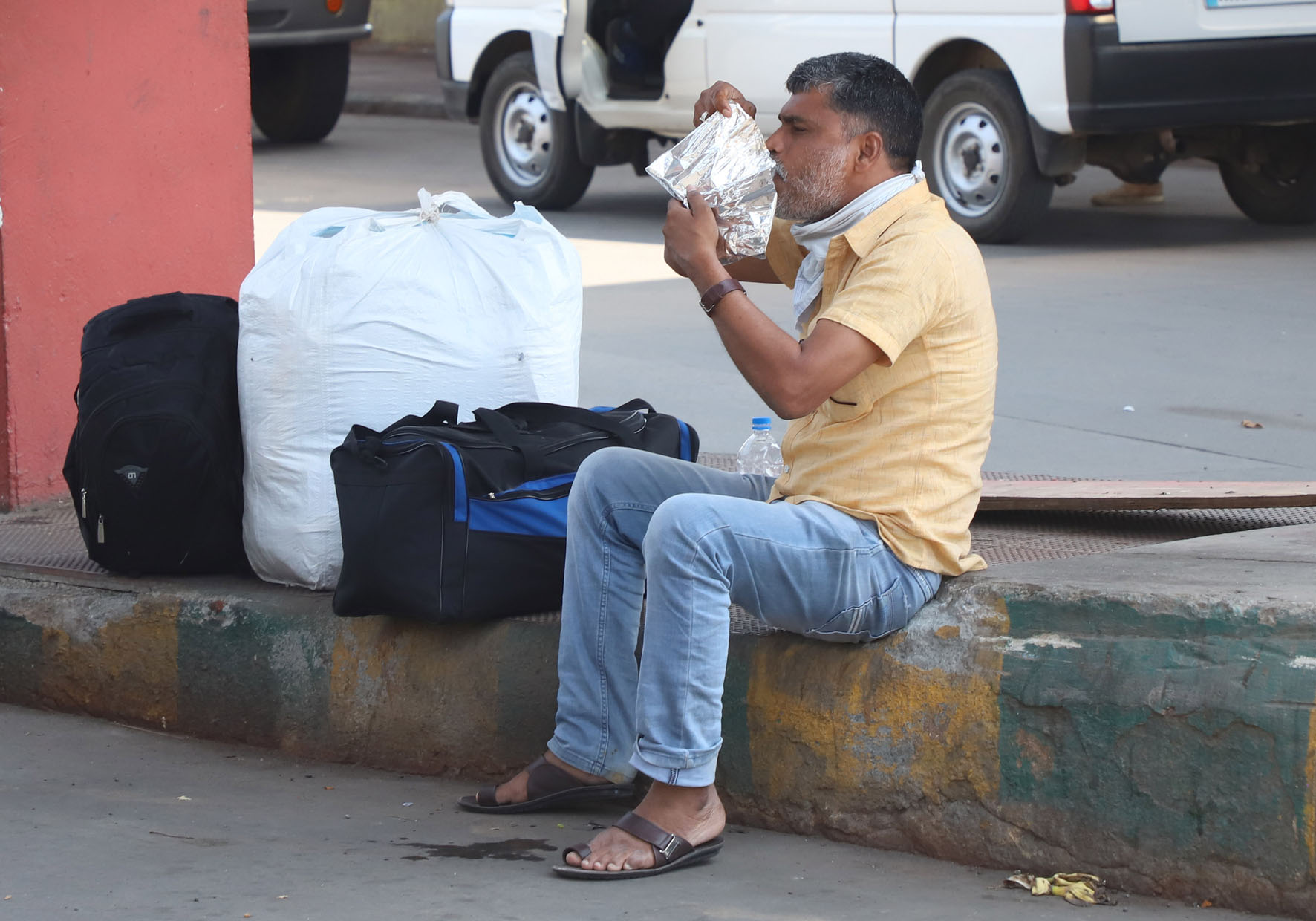 ಬಸ್ ನಿಲ್ದಾಣದಲ್ಲಿ ಪ್ರಯಾಣಿಕರು, ನಿರ್ಗತಿಕರ ಪರದಾಟ: ಯುವಕರಿಂದ ಬಿಸ್ಕೆಟ್, ಕುಡಿಯುವ ನೀರು ವಿತರಣೆ