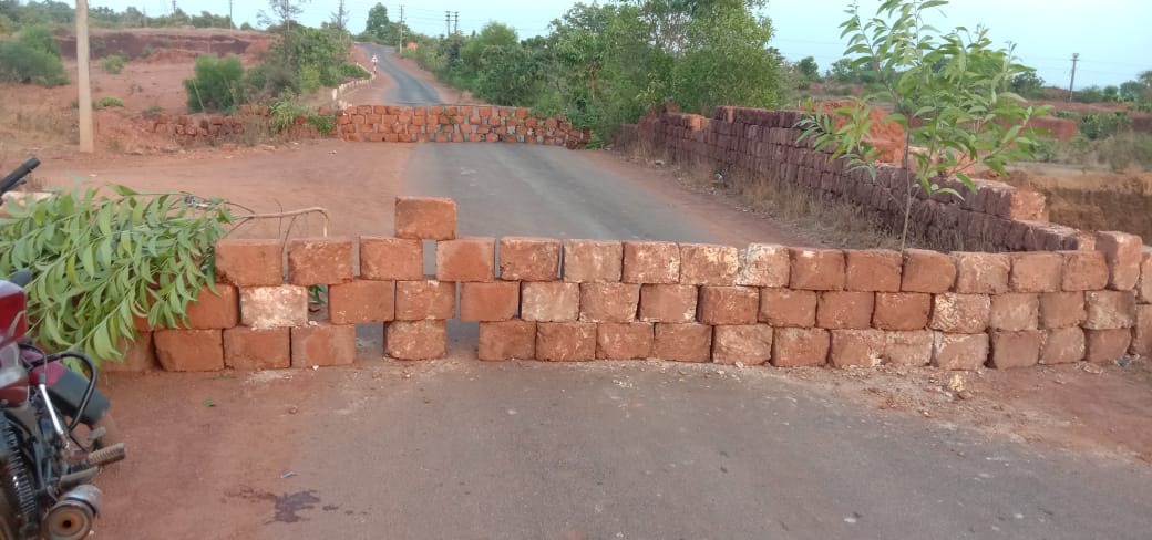 ಮನೆಯಿಂದ ಹೊರ ಬಾರದಂತೆ ಎಚ್ಚರಿಕೆ ; ಬಿಗಿ ಪೊಲೀಸ್ ಕಣ್ಗಾವಲಿನಲ್ಲಿ ಸಜಿಪನಡು ಗ್ರಾಮ