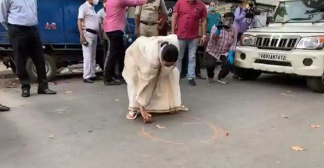 ರಸ್ತೆಯಲ್ಲಿ ನಿಂತು ಜನರಿಗೆ ಸಾಮಾಜಿಕ ಅಂತರದ ಪಾಠ ಹೇಳಿದ ಮಮತಾ ಬ್ಯಾನರ್ಜಿ: ವ್ಯಾಪಕ ಮೆಚ್ಚುಗೆ