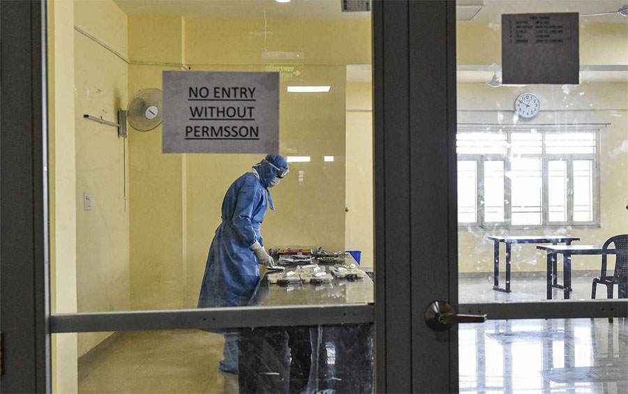 ಬೆಂಗಳೂರು: ನನಗೆ ಕೊರೋನ ಇದೆ, ಆಸ್ಪತ್ರೆಗೆ ದಾಖಲಿಸಿ ಎಂದು ಪೊಲೀಸ್ ಠಾಣೆಗೆ ಬಂದ ಯುವಕ