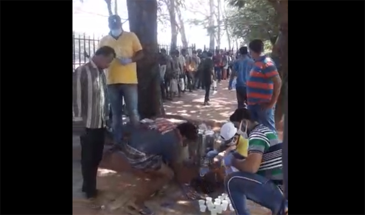 ಮಂಗಳೂರು : ಟೀಂ ಬಿ- ಹ್ಯೂಮನ್, ಎನ್‌ಎಂಸಿ ಸೇವಾ ತಂಡದಿಂದ ವಲಸೆ ಕಾರ್ಮಿಕರು, ನಿರ್ಗತಿಕರು, ಭಿಕ್ಷುಕರಿಗೆ ಆಹಾರ ಪೂರೈಕೆ