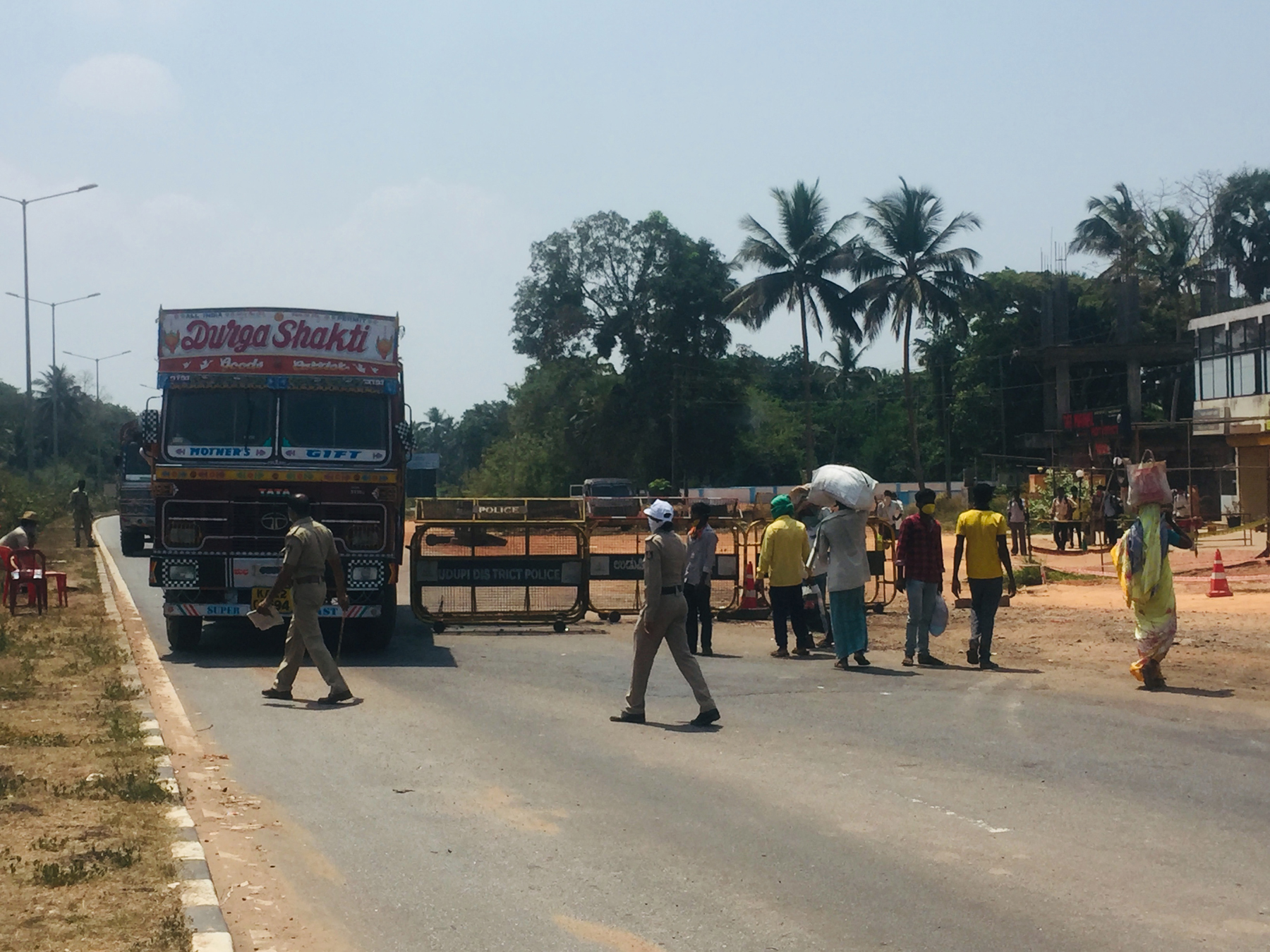 ಪಡುಬಿದ್ರಿ: ವಲಸೆ ಕಾರ್ಮಿಕರಿಂದ ಗಡಿದಾಟಲು ಯತ್ನ; ಪೊಲೀಸರಿಂದ ತಡೆ