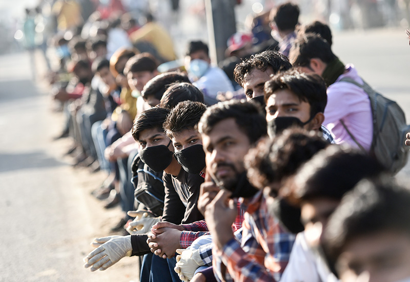 ಊರಿಗೆ ಹೋಗಲು 3 ಕಿ.ಮೀ. ಉದ್ದದ ಸಾಲಿನಲ್ಲಿ ಕಾದುನಿಂತ ವಲಸೆ ಕಾರ್ಮಿಕರು