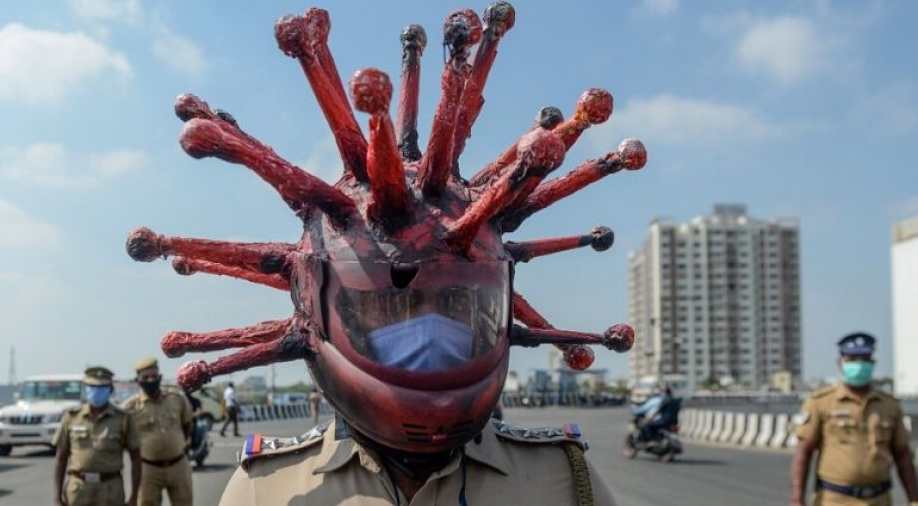 ಕೊರೋನ ವೈರಸ್ ಜಾಗೃತಿ ಮೂಡಿಸುವ ಚೆನ್ನೈ ಪೊಲೀಸರ ಕೊರೋನ ಹೆಲ್ಮೆಟ್