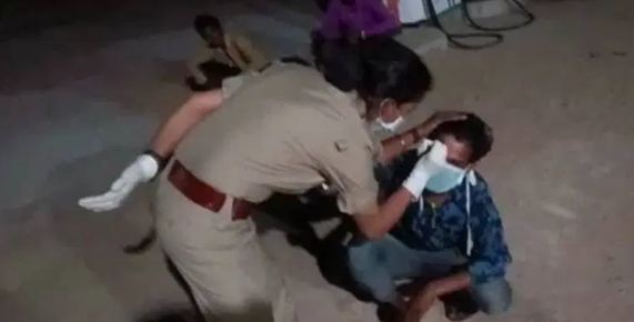 ನಾನು ಲಾಕ್ ಡೌನ್ ಉಲ್ಲಂಘಿಸಿದ್ದೇನೆ, ನನ್ನಿಂದ ದೂರವಿರಿ ಎಂದು ಕಾರ್ಮಿಕನ ಹಣೆಗೆ ಬರೆದ ಪೊಲೀಸ್ ಅಧಿಕಾರಿ !