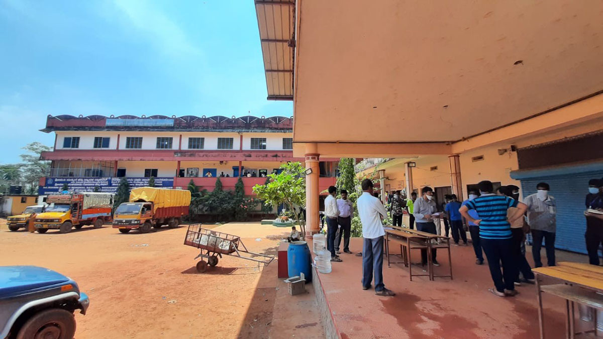 ಐದು ಕೇಂದ್ರಗಳಲ್ಲಿ ನೂರಾರು ಕಾರ್ಮಿಕರು: ಊಟ ಉಪಹಾರ ಪೂರೈಕೆ