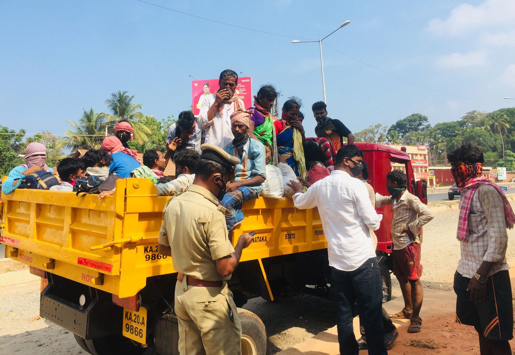 ಕಾಲ್ನಡಿಗೆಯಲ್ಲಿ ಬಂದ ವಲಸೆ ಕಾರ್ಮಿಕರು: ಕದ್ರಿ ಗಂಜಿ ಕೇಂದ್ರಕ್ಕೆ ವಾಪಾಸು