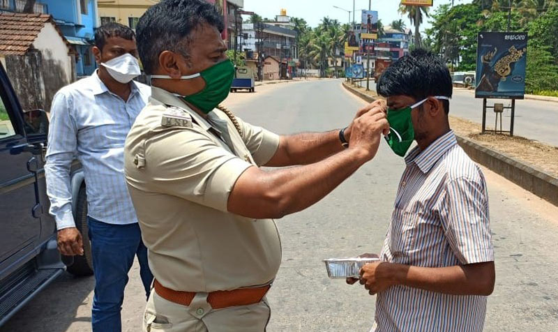 ಉಡುಪಿ: ಅಗತ್ಯ ಇರುವವರಿಗೆ ಮಾಸ್ಕ್, ನೀರು ವಿತರಿಸಿ ಮಾದರಿಯಾದ ಪೊಲೀಸ್ ಅಧಿಕಾರಿ