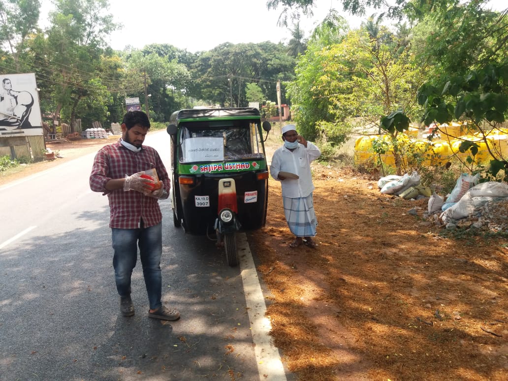 ಸಜೀಪನಡು: ದಿಗ್ಬಂಧನದ ನಡುವೆವೂ ಬಡವರ ಹಸಿವು ತಣಿಸುತ್ತಿರುವ ಮೂವರ ತಂಡ