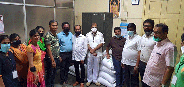 ಐಕಳದ ದಂಪತಿಯಿಂದ ಮನಪಾಕ್ಕೆ 500 ಕೆಜಿ ಅಕ್ಕಿ ಕೊಡುಗೆ