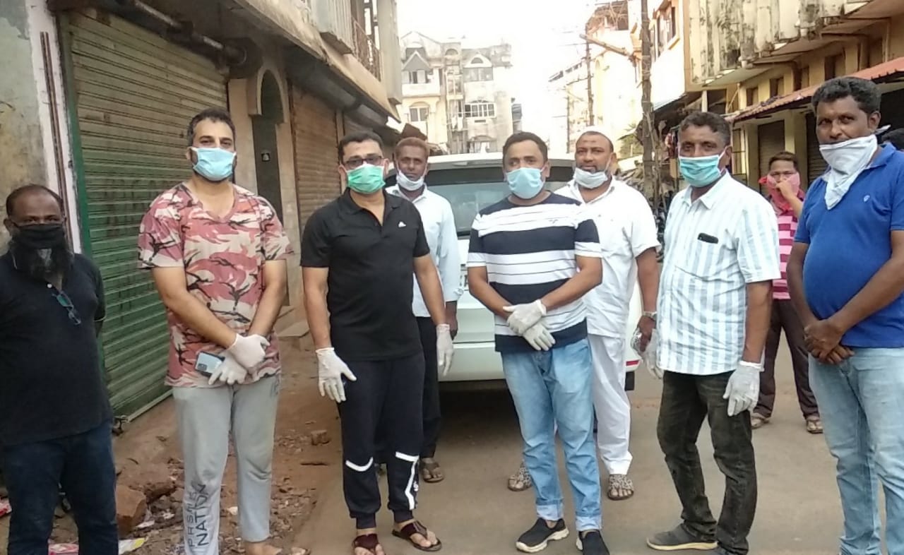 ಮಂಗಳೂರು : ಉದ್ಯಮಿ ಮನ್ಸೂರ್ ಅಹ್ಮದ್ ಆಝಾದ್ ನೇತೃತ್ವದಲ್ಲಿ ವಲಸೆ ಕಾರ್ಮಿಕರಿಗೆ ಆಹಾರ ಪೂರೈಕೆ