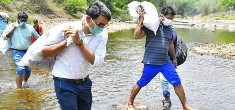 ಸಂಕಷ್ಟದಲ್ಲಿದ್ದ ಬುಡಕಟ್ಟು ಕುಟುಂಬಗಳು: ಅಗತ್ಯ ಸಾಮಗ್ರಿ ಹೊತ್ತು ನಡೆದ ಶಾಸಕ, ಜಿಲ್ಲಾಧಿಕಾರಿ