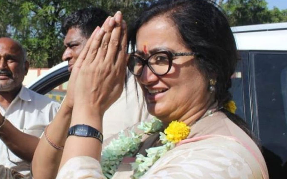 ಸಂಸದರ ನಿಧಿಯಿಂದ ಒಂದು ಕೋಟಿ ರೂ. ನೀಡಿದ ಸಂಸದೆ ಸುಮಲತಾ