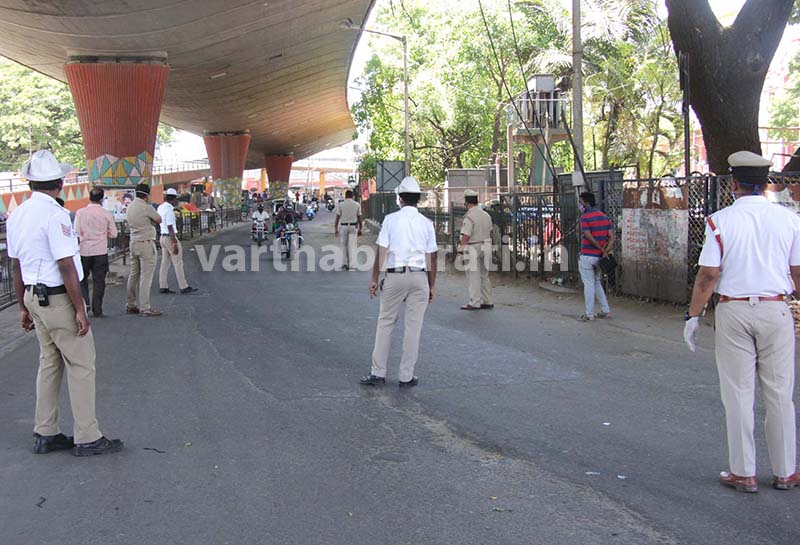 ಬೆಂಗಳೂರು: ಲಾಠಿ ಬಿಟ್ಟು ಜನರಿಗೆ ಬುದ್ಧಿ ಹೇಳಿದ ಪೊಲೀಸರು