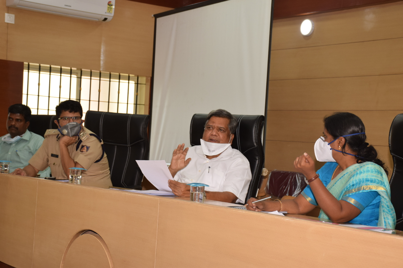 ಪೌರಕಾರ್ಮಿಕರು, ಪೊಲೀಸ್, ಆರೋಗ್ಯ ಸಿಬ್ಬಂದಿಯ ಕಾಳಜಿ ವಹಿಸಿ: ಜಗದೀಶ್ ಶೆಟ್ಟರ್