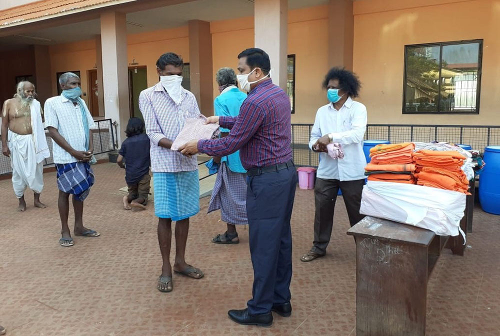 ಪುರ್ನವಸತಿ ಕೇಂದ್ರದ ನಿರಾಶ್ರಿತರಿಗೆ ಬಟ್ಟೆ ವಿತರಣೆ