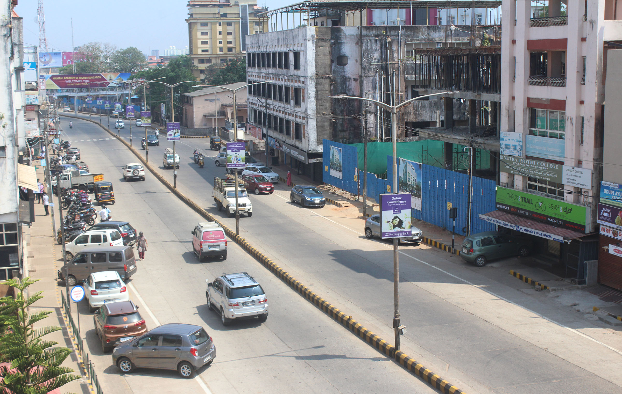 ಉಡುಪಿ ನಗರದಲ್ಲಿ ಹೆಚ್ಚಿದ ಜನ, ವಾಹನ ಸಂಚಾರ