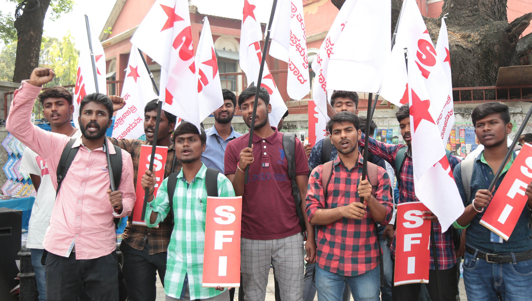 ಎಲ್ಲ ಪದವಿ ವಿದ್ಯಾರ್ಥಿಗಳಿಗೆ ಉಚಿತ ಲ್ಯಾಪ್‌ಟಾಪ್ ನೀಡುವಂತೆ ಆಗ್ರಹಿಸಿ ಎಸ್‌ಎಫ್‌ಐ ಪ್ರತಿಭಟನೆ