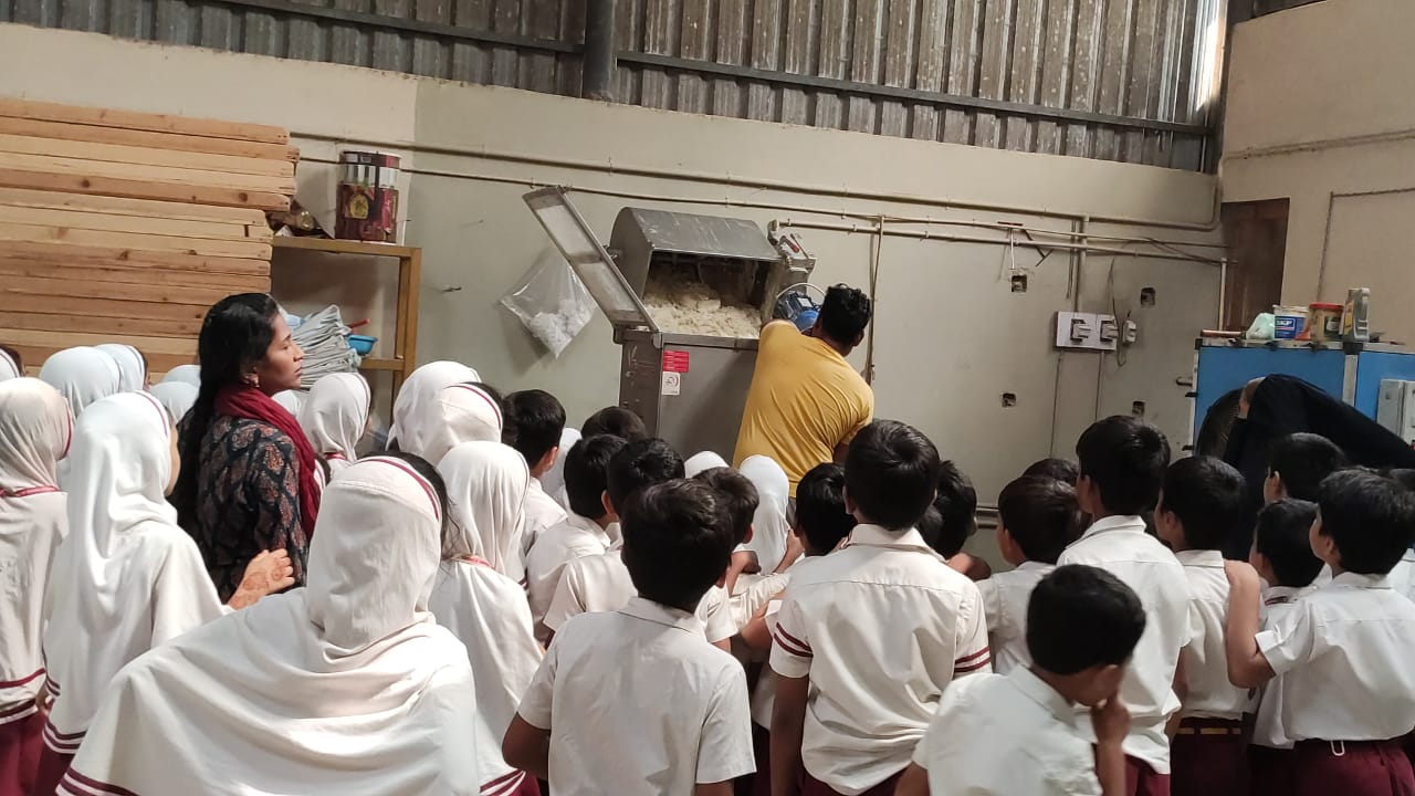 ನ್ಯೂ ಶಮ್ಸ್ ಸ್ಕೂಲ್ ವಿದ್ಯಾರ್ಥಿಗಳಿಂದ ಲಕ್ಕಿ ನೂಡಲ್ಸ್ ಫ್ಯಾಕ್ಟರಿಗೆ ಭೇಟಿ