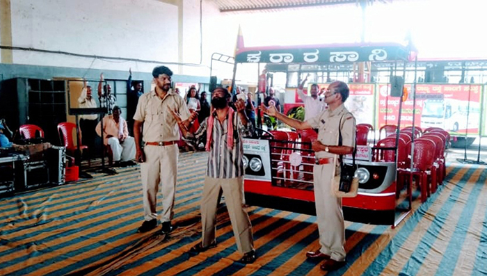 ಚಾಮರಾಜನಗರ : ರಸ್ತೆ ಸುರಕ್ಷತೆಯ ಜಾಗೃತಿಗಾಗಿ ಕೆ.ಎಸ್.ಆರ್.ಟಿ.ಸಿ ಯಿಂದ ನಾಟಕ ಪ್ರದರ್ಶನ