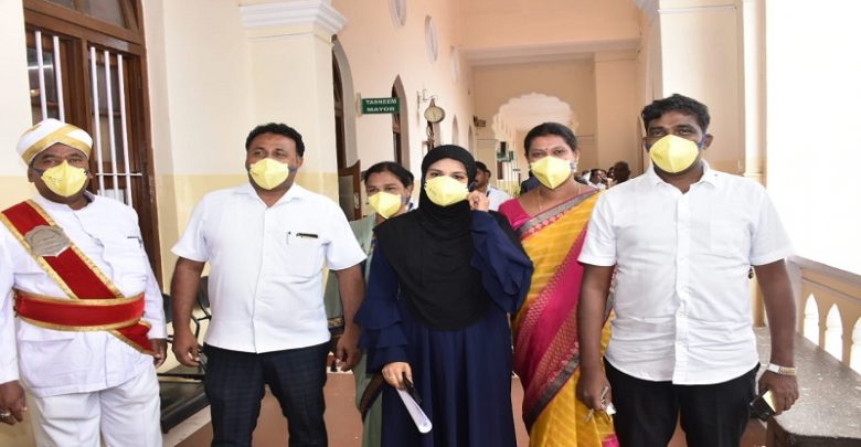 ಕೊರೋನ ಭೀತಿ: ಸಭೆಗೆ ಮಾಸ್ಕ್ ಧರಿಸಿ ಆಗಮಿಸಿದ ಮೈಸೂರು ಮೇಯರ್