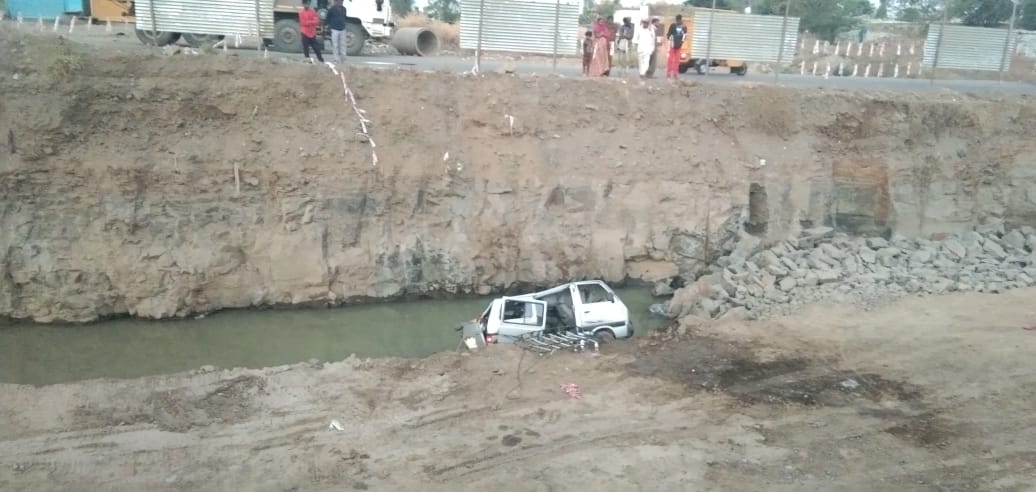 ಖಾಸಗಿ ಬಸ್ ಢಿಕ್ಕಿಯಾಗಿ ಗುಂಡಿಗೆ ಬಿದ್ದ ಓಮ್ನಿ: ಅಜ್ಜಿ- ಮೊಮ್ಮಗಳು ಮೃತ್ಯು