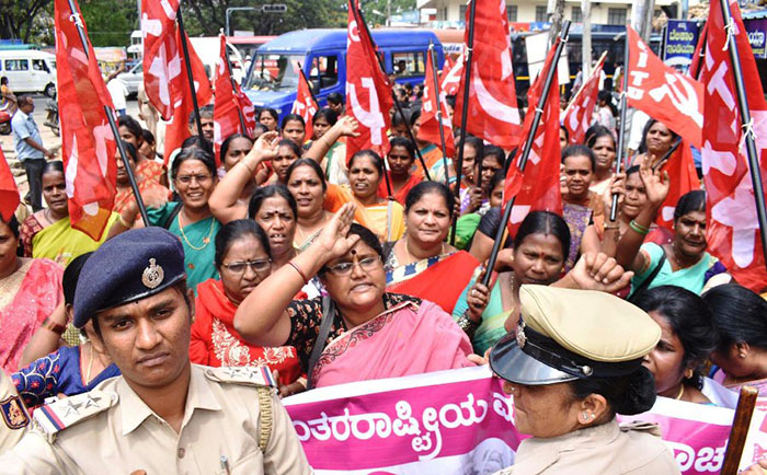 ಮಂಡ್ಯ: ವಿವಿಧ ಬೇಡಿಕೆಗಳ ಈಡೇರಿಕೆಗೆ ಒತ್ತಾಯಿಸಿ ಮಹಿಳೆಯರಿಂದ ಜೈಲ್‍ ಭರೋ ಚಳವಳಿ