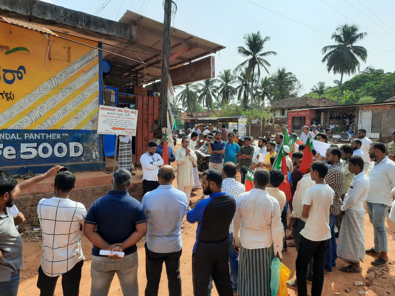 ಸಜೀಪನಡು: ರಸ್ತೆ ಕಾಮಗಾರಿ ಸ್ಥಗಿತ ಖಂಡಿಸಿ ಎಸ್‌ಡಿಪಿಐ ಪ್ರತಿಭಟನೆ