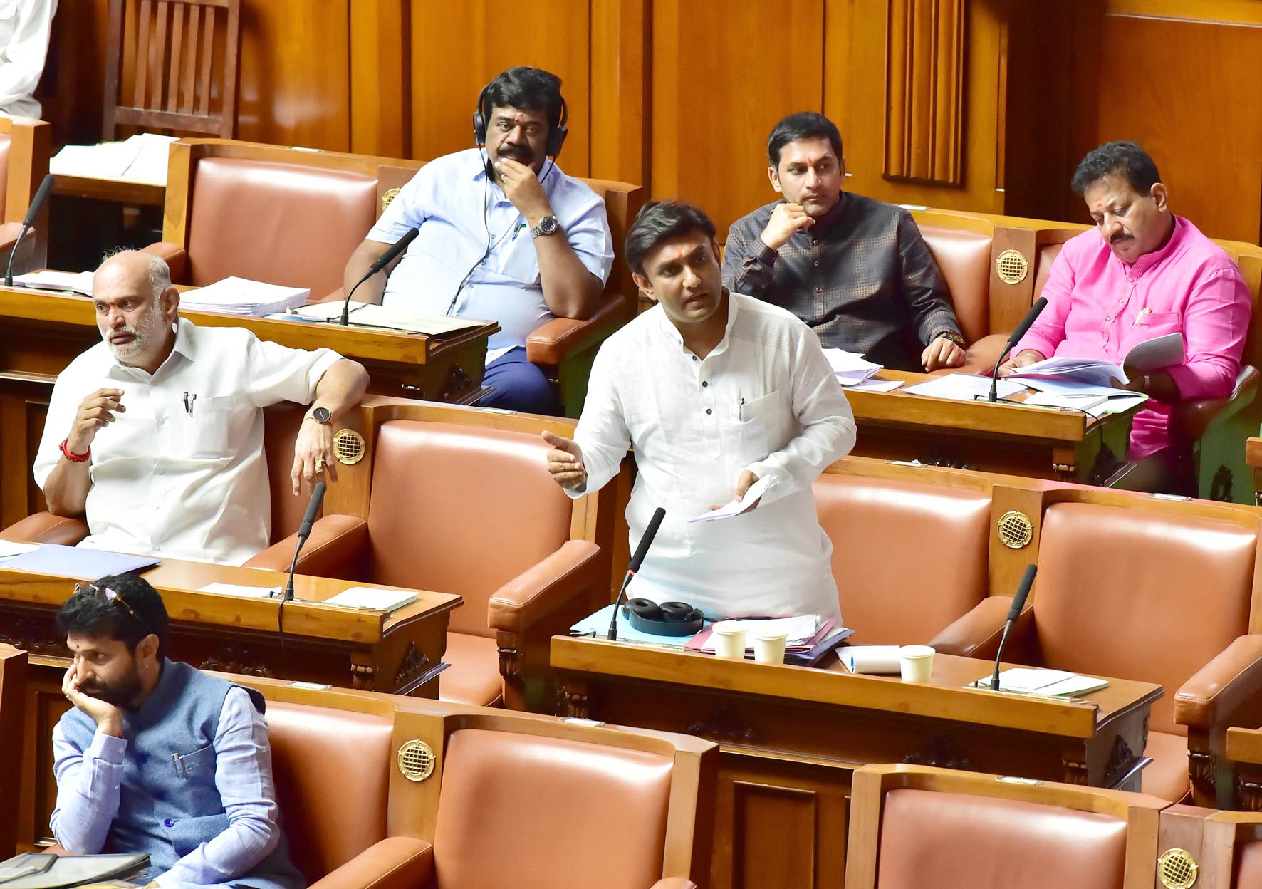 ವಿಧಾನಸಭೆಯಲ್ಲಿ ಪ್ರತಿಧ್ವನಿಸಿದ ಕೊರೋನ: ಪಕ್ಷಭೇದ ಮರೆತು ಸರಕಾರವನ್ನು ತರಾಟೆಗೆ ತೆಗೆದ ಸದಸ್ಯರು