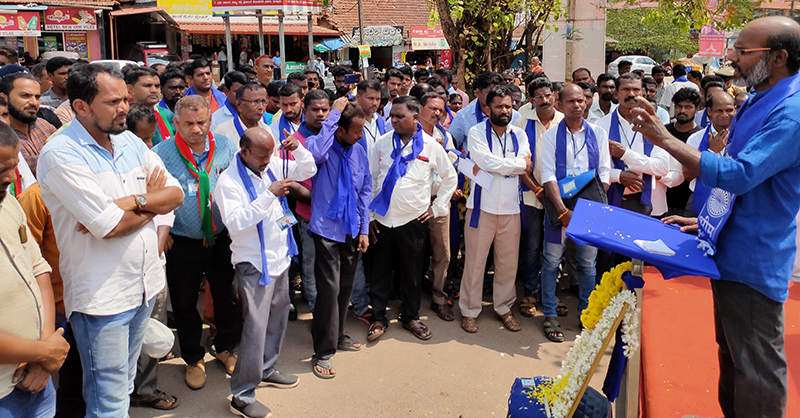 ದರ್ಬೆ ವೃತ್ತಕ್ಕೆ ಡಾ. ಅಂಬೇಡ್ಕರ್ ಹೆಸರಿಡಲು ಒತ್ತಾಯ: ಪುತ್ತೂರು ಬಹುಜನ ಒಕ್ಕೂಟ ಪ್ರತಿಭಟನೆ