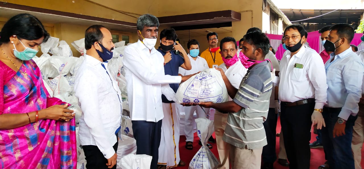 ದ.ಕ.ಜಿಲ್ಲಾ ಕ್ಯಾಟರಿಂಗ್ ಮಾಲಕರ ಸಂಘದಿಂದ ಕಿಟ್ ವಿತರಣೆ