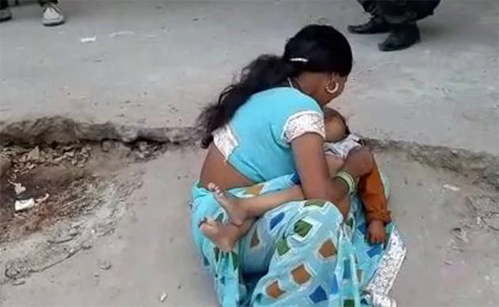 ಕರುಳಕುಡಿಯ ಕಳೇಬರವನ್ನು ಕೈಯಲ್ಲಿ ಹೊತ್ತು ಕೊಂಡು ಹೋದ ತಾಯಿ