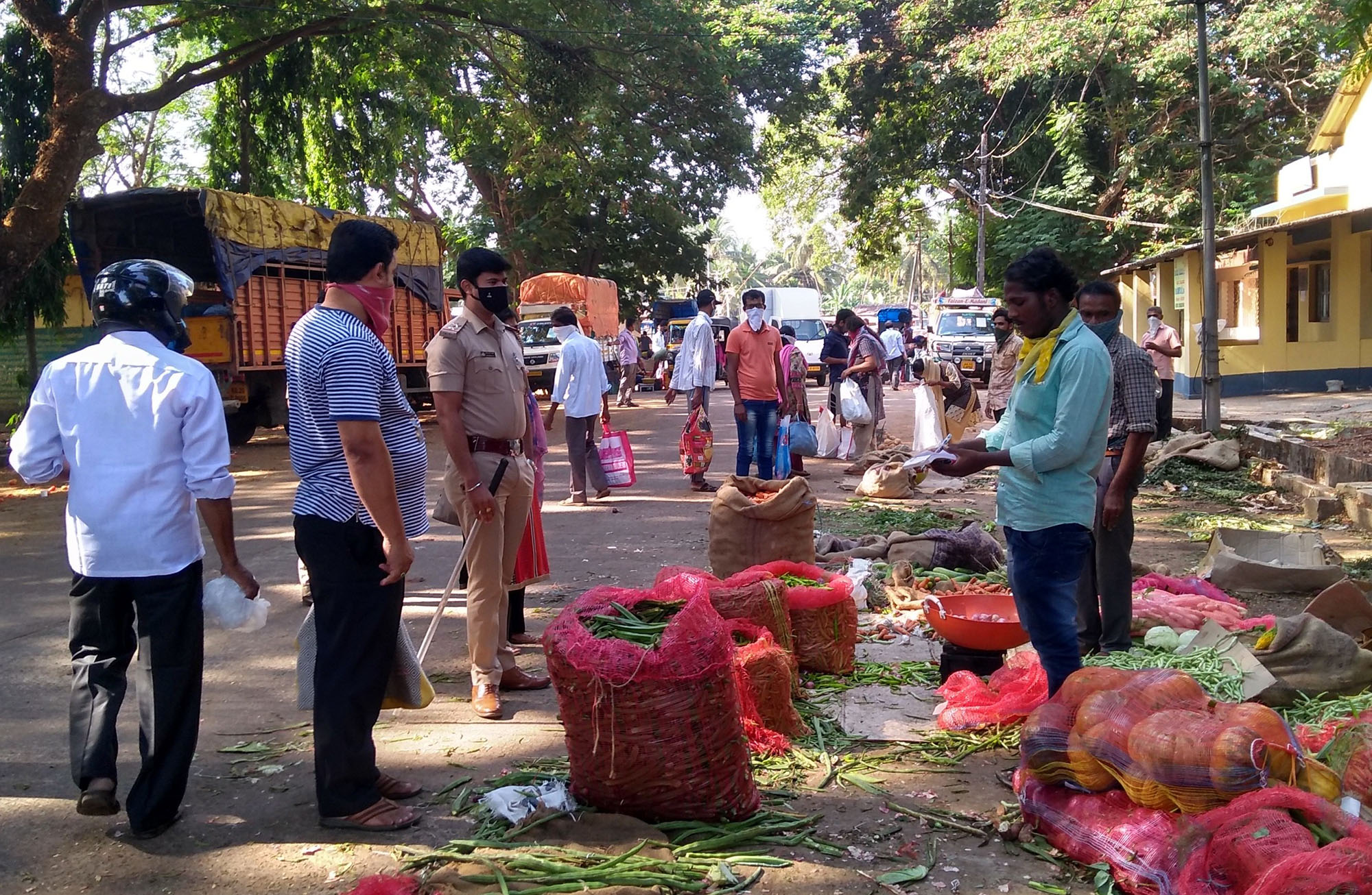 ಕುಂದಾಪುರ ಎಪಿಎಂಸಿ ಪ್ರಾಂಗಣದಲ್ಲಿ ಖರೀದಿಗೆ ಮುಗಿಬಿದ್ದ ಜನ : ಪೊಲೀಸರಿಂದ ಲಘು ಲಾಠಿ ಪ್ರಹಾರ