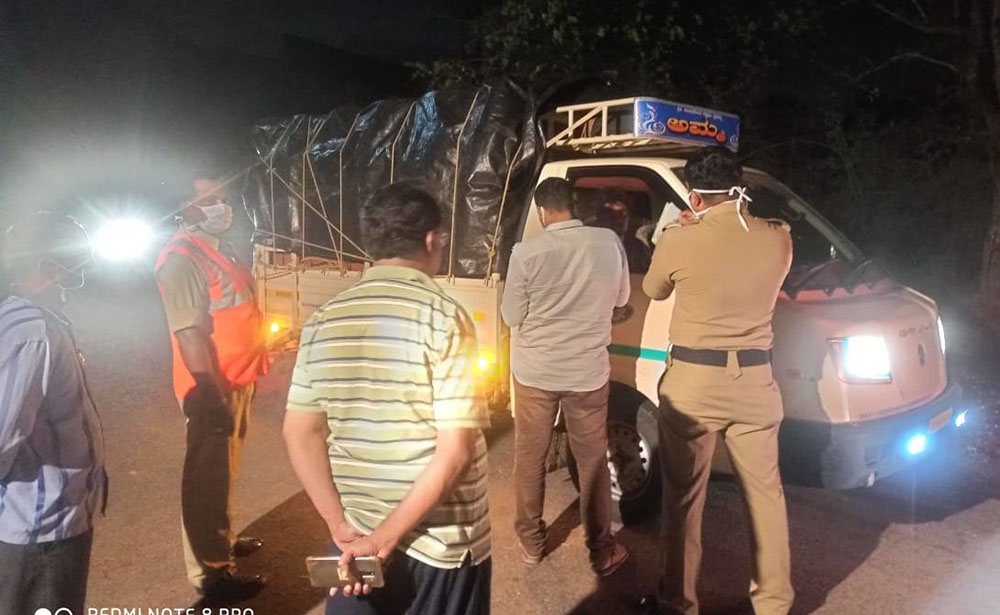 ಉಡುಪಿ ಜಿಲ್ಲೆಯ ಗಡಿ ಪ್ರದೇಶಗಳಲ್ಲಿ ಸೀಲ್‌ಡೌನ್: ಚೆಕ್‌ಪೋಸ್ಟ್‌ಗಳಲ್ಲಿ ಬಿಗಿ ಭದ್ರತೆ- ವಾಹನ ತಪಾಸಣೆ
