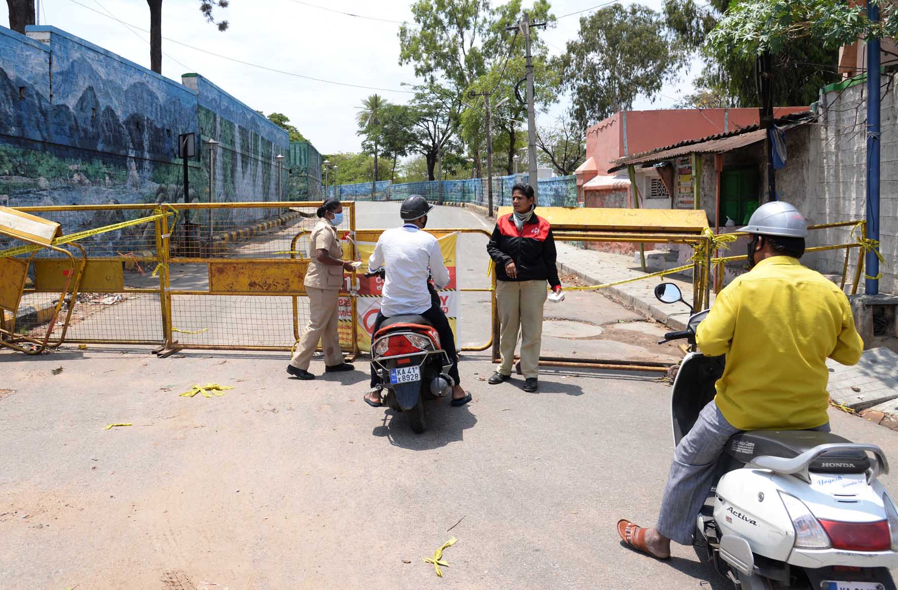ಪಾದರಾಯನಪುರ, ಬಾಪೂಜಿ ನಗರದಲ್ಲಿ ಹೆಸರಿಗೆ ಮಾತ್ರ ಸೀಲ್‍ಡೌನ್; ಉಚಿತ ಹಾಲಿಗಾಗಿ ಗುಂಪು ಸೇರಿದ ಜನ