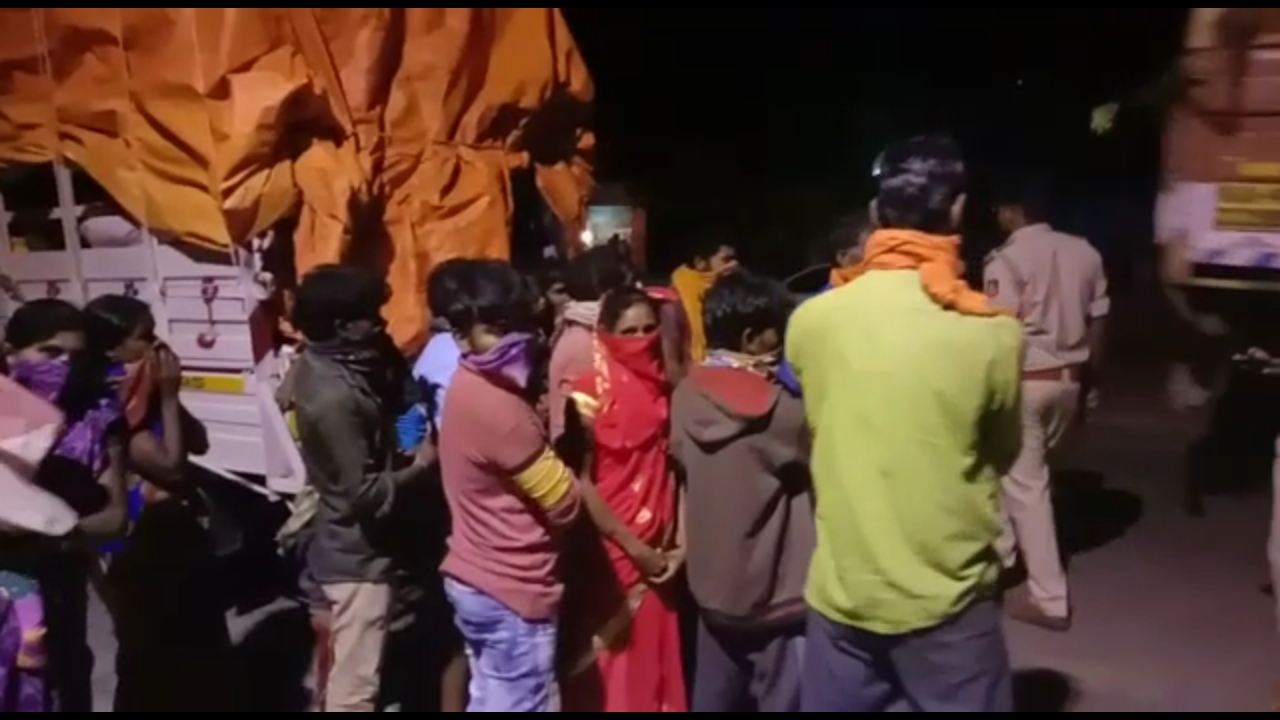 ಚಿಕ್ಕಮಗಳೂರು: ಸರಕು ವಾಹನದಲ್ಲಿ ಅವಿತುಕೊಂಡಿದ್ದ 22 ಕಾರ್ಮಿಕರು ಪೊಲೀಸ್ ವಶಕ್ಕೆ