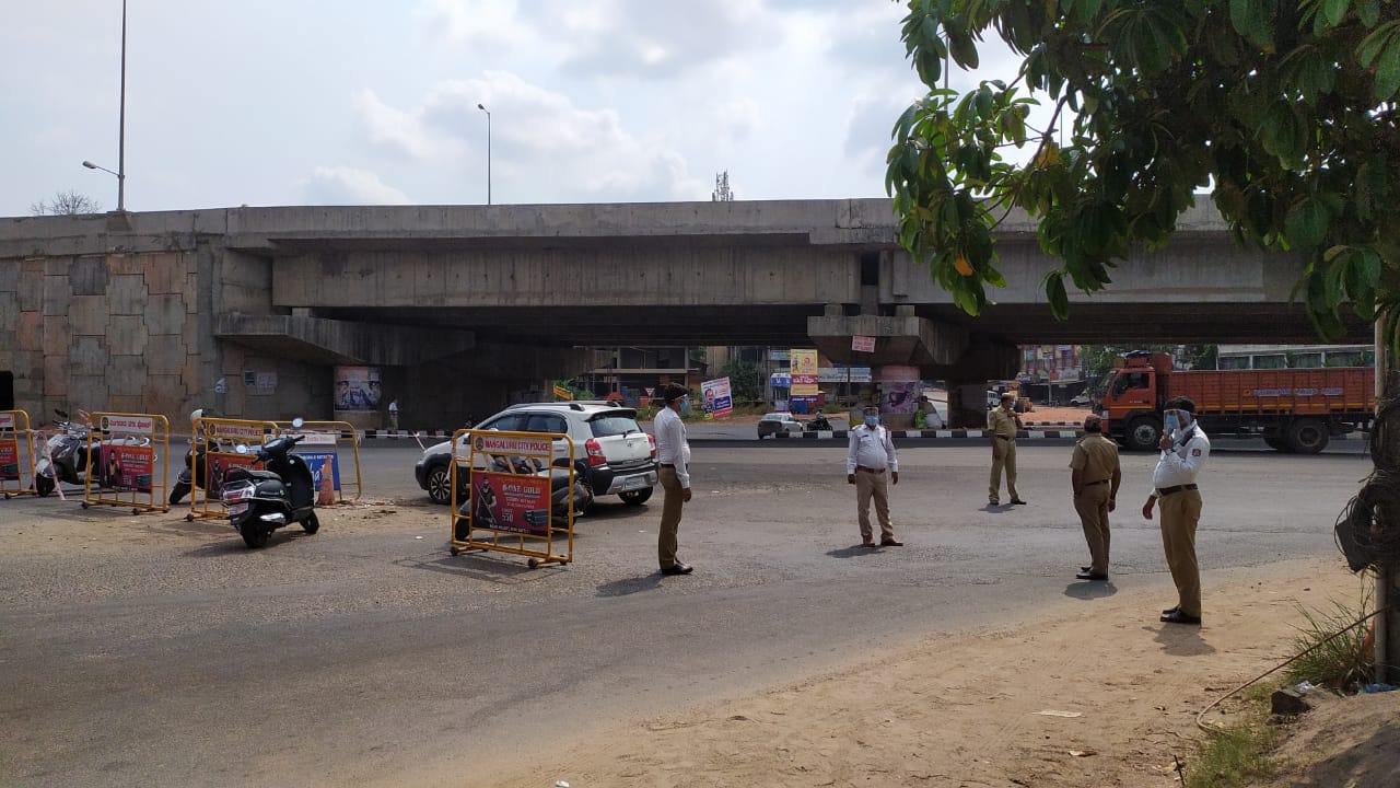 ಮಂಗಳೂರು : ಲಾಕ್ ಡೌನ್ ಹಿನ್ನೆಲೆಯಲ್ಲಿ ಪೊಲೀಸರಿಂದ ಬಿಗು ತಪಾಸಣೆ