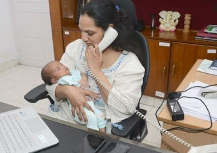 ಕೊರೋನ ವಿರುದ್ಧದ ಹೋರಾಟ: ಒಂದು ತಿಂಗಳ ಮಗುವಿನ ಜೊತೆ ಕರ್ತವ್ಯಕ್ಕೆ ಹಾಜರಾದ ಐಎಎಸ್ ಅಧಿಕಾರಿ