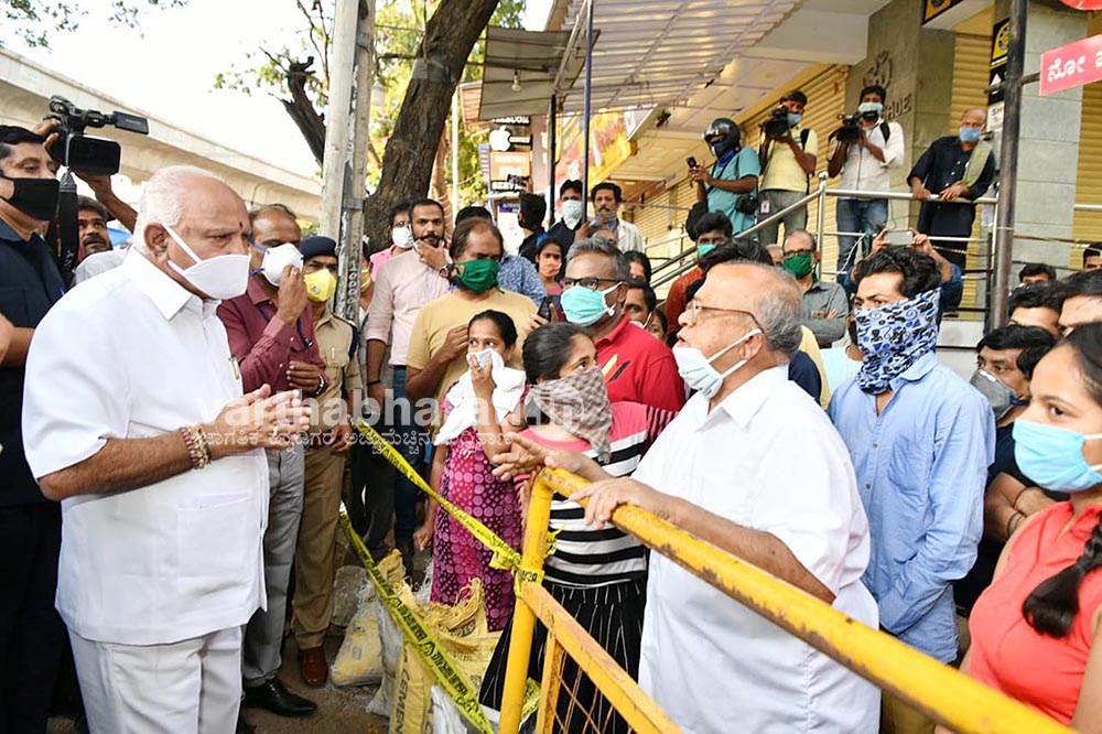 ಬೆಂಗಳೂರು: ಲಾಕ್ ಡೌನ್ ಪರಿಶೀಲನೆಗೆ ರಸ್ತೆಗಿಳಿದ ಮುಖ್ಯಮಂತ್ರಿ ಯಡಿಯೂರಪ್ಪ