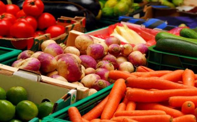 ಲಾಕ್‍ಡೌನ್ ಎಫೆಕ್ಟ್: ಜಮೀನಿನಲ್ಲಿ ಕೊಳೆಯುತ್ತಿರುವ ಹಣ್ಣು-ತರಕಾರಿಗಳು !