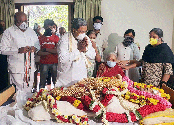 ರಾಜಶೇಖರನ್ ರಿಗೆ ಅಂತಿಮ ನಮನ ಸಲ್ಲಿಸಿದ ಸಿದ್ದರಾಮಯ್ಯ