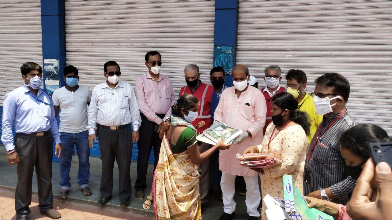 ಉಡುಪಿ: ರೆಡ್‌ಕ್ರಾಸ್‌ನಿಂದ ಕಾರ್ಮಿಕರಿಗೆ ಬೆಡ್‌ಶೀಟ್, ಮಾಸ್ಕ್ ವಿತರಣೆ