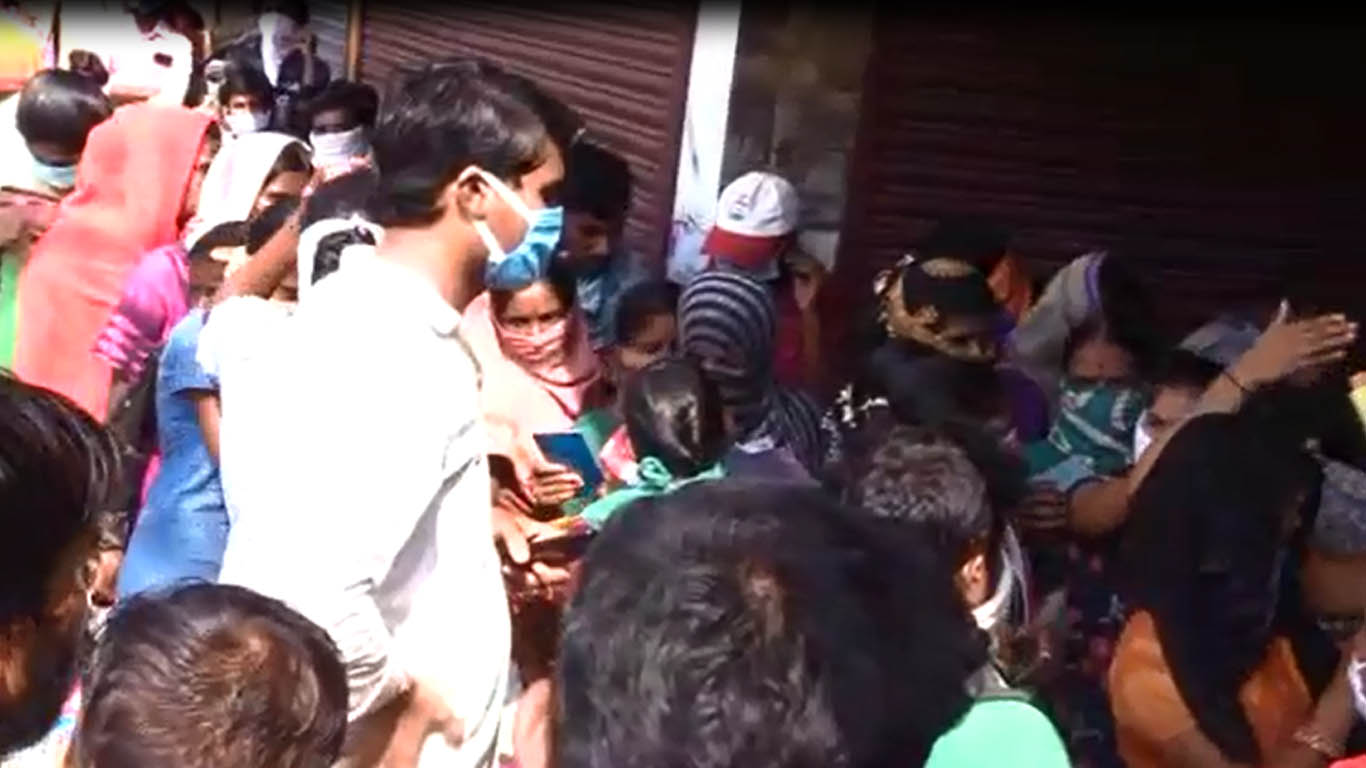 ಮಂಗಳೂರು: 2,000 ರೂ. ಸಿಗುವ ವದಂತಿ; ಬ್ಯಾಂಕ್ ಪಾಸ್‌ಬುಕ್‌ನೊಂದಿಗೆ ಗುಂಪು ಸೇರಿದ ಕೂಲಿ ಕಾರ್ಮಿಕರು