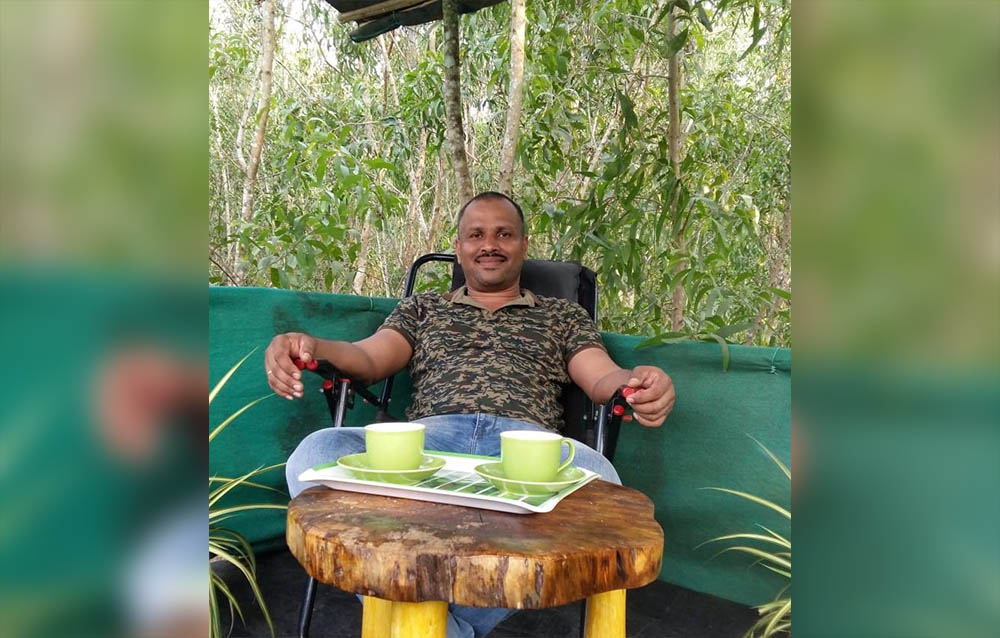 ಪುತ್ತೂರು: ಸಾಮಾಜಿಕ ಅಂತರ ಕಾಯ್ದುಕೊಳ್ಳಲು ಮರದ ಮೇಲೆ ಮನೆ ಮಾಡಿಕೊಂಡ ಉಪನ್ಯಾಸಕ