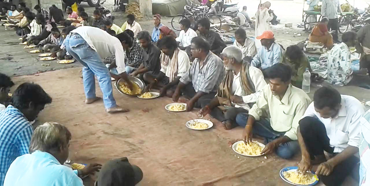 ಸಾವಿರಾರು ಕೂಲಿ ಕಾರ್ಮಿಕರಿಗೆ ಉಚಿತ ಊಟದ ವ್ಯವಸ್ಥೆ