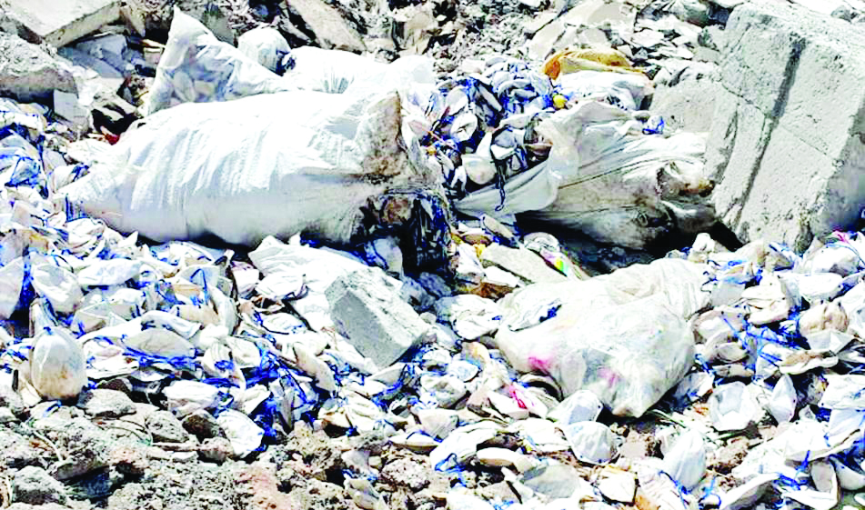 ಜನರ ಚೆಲ್ಲಾಟ, ಪೌರ ಕಾರ್ಮಿಕರಿಗೆ ಪ್ರಾಣ ಸಂಕಟ! ಜನರ ಚೆಲ್ಲಾಟ, ಪೌರ ಕಾರ್ಮಿಕರಿಗೆ ಪ್ರಾಣ ಸಂಕಟ!