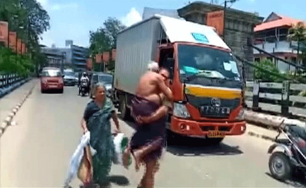 ಲಾಕ್‌ಡೌನ್ ಎಫೆಕ್ಟ್: ಆಸ್ಪತ್ರೆಯಿಂದ ಬಿಡುಗಡೆಯಾದ ವೃದ್ಧ ತಂದೆಯನ್ನು ಹೆಗಲ ಮೇಲೆ ಹೊತ್ತೊಯ್ದ ಮಗ!